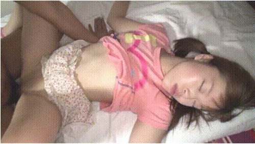62930-双马尾邻家美眉 小贫乳蝴蝶穴 被各种玩弄 无套输出 内射满满一鲍鱼.jpg